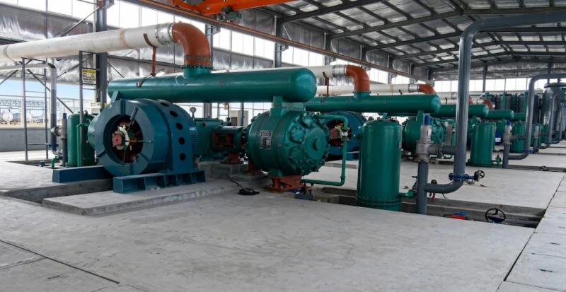 Oil-free piston air compressor at user site — large-scale fermentation air supply station with twin-column reciprocating oil-free compressors operating in parallel for pharmaceutical or amino acid fermentation