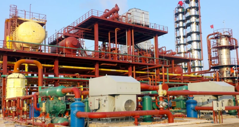 Liquefied gas compressor installed at user site — DW or 4MW series refrigerant or LPG reciprocating piston compressor operating in a petroleum refinery or petrochemical plant hydrocarbon service at 0.40 to 1.90 MPa